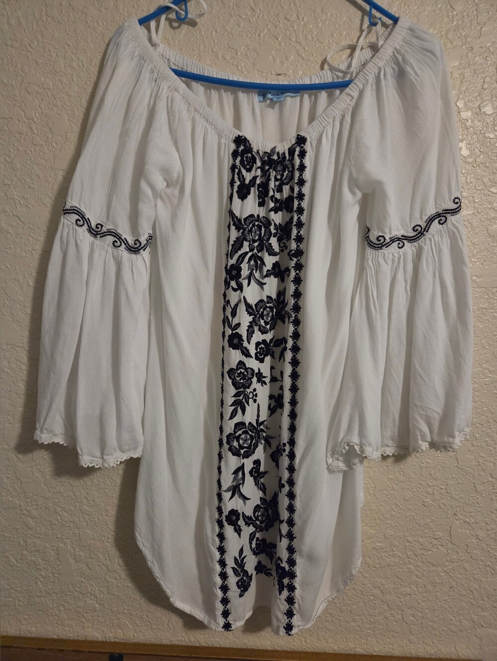 Solitaire White Off Shoulder Boho Style Tunic w Blk/Gry Accents  Size M Ptp 19